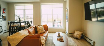Chic Cozy Retreat - 2BR - Stunning North End Views
