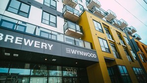 Un edificio moderno con un letrero que dice 'BREWERY THE WYNNWOOD' y el número '2710' en la fachada.
