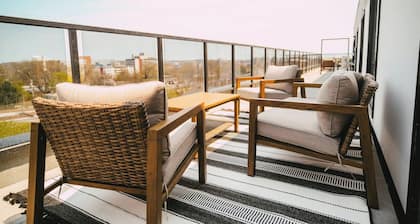 Chic Cozy Retreat - 2BR - Stunning North End Views