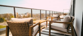 Chic Cozy Retreat - 2BR - Stunning North End Views