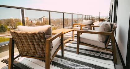 Chic Cozy Retreat - 2BR - Stunning North End Views