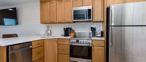 Frigorifero, microonde, forno, piano cottura