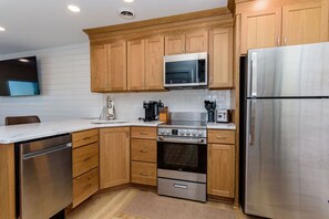 Fridge, microwave, oven, stovetop - North OC-short walk 2 beach & Park (Ocean City)