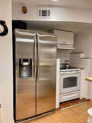 Private kitchen - La Casita DiVina / A Spanish Little Retreat (Woodland Hills)