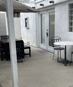 Outdoor dining - La Casita DiVina / A Spanish Little Retreat (Woodland Hills)