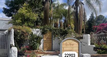 La Casita DiVina / A Spanish Little Retreat