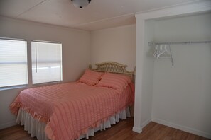 Room - Cozy Mobile Home (Polk City)