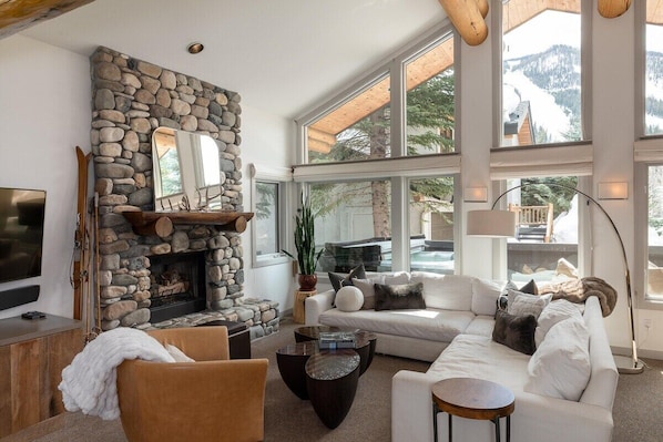TV, fireplace