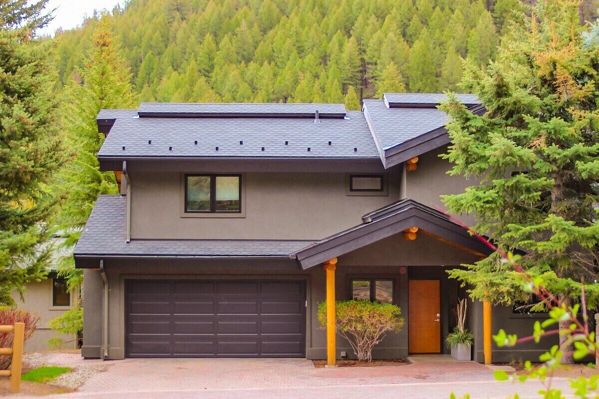 Slope-Side Chic: Home with Hot Tub