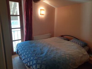 4 slaapkamers, een bureau, beddengoed