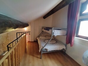 4 camere, una scrivania, lenzuola