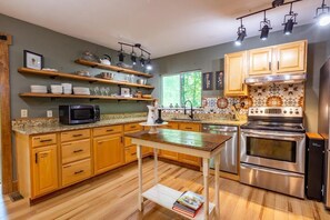 Fridge, microwave, oven, stovetop - Watts Bar Tree House (Spring City)