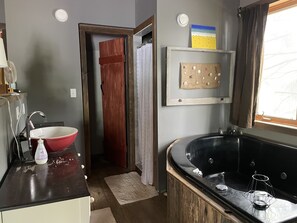 Dusche, Whirlpool, Haartrockner, Handtücher