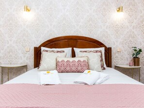 2 bedrooms, iron/ironing board, internet, bed sheets