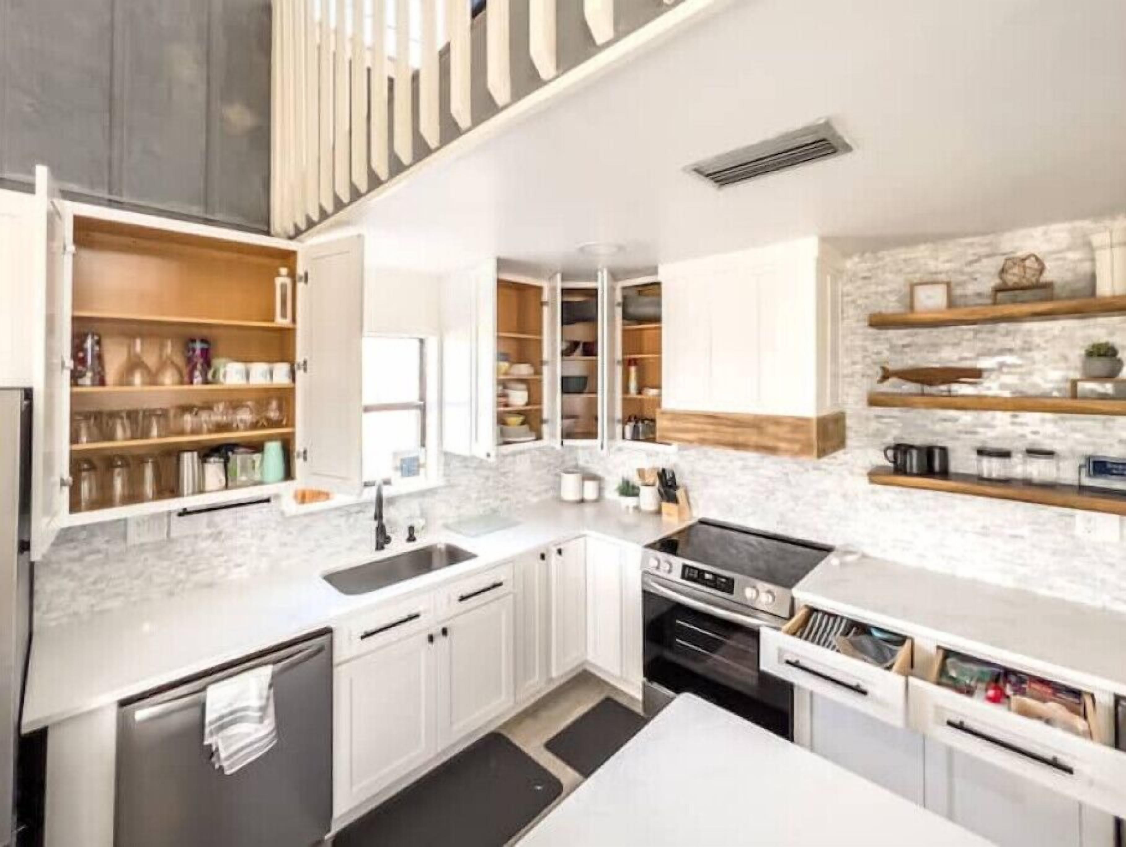 Newly Renovated beach & bay home! Dog Friendly