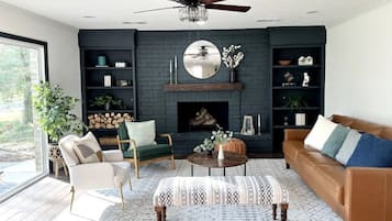 Smart TV, chimenea, videojuegos y futbolito