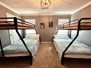 5 bedrooms, desk, iron/ironing board, travel crib