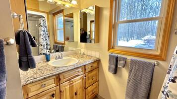 Douche, sĂšche-cheveux, serviettes fournies, savon