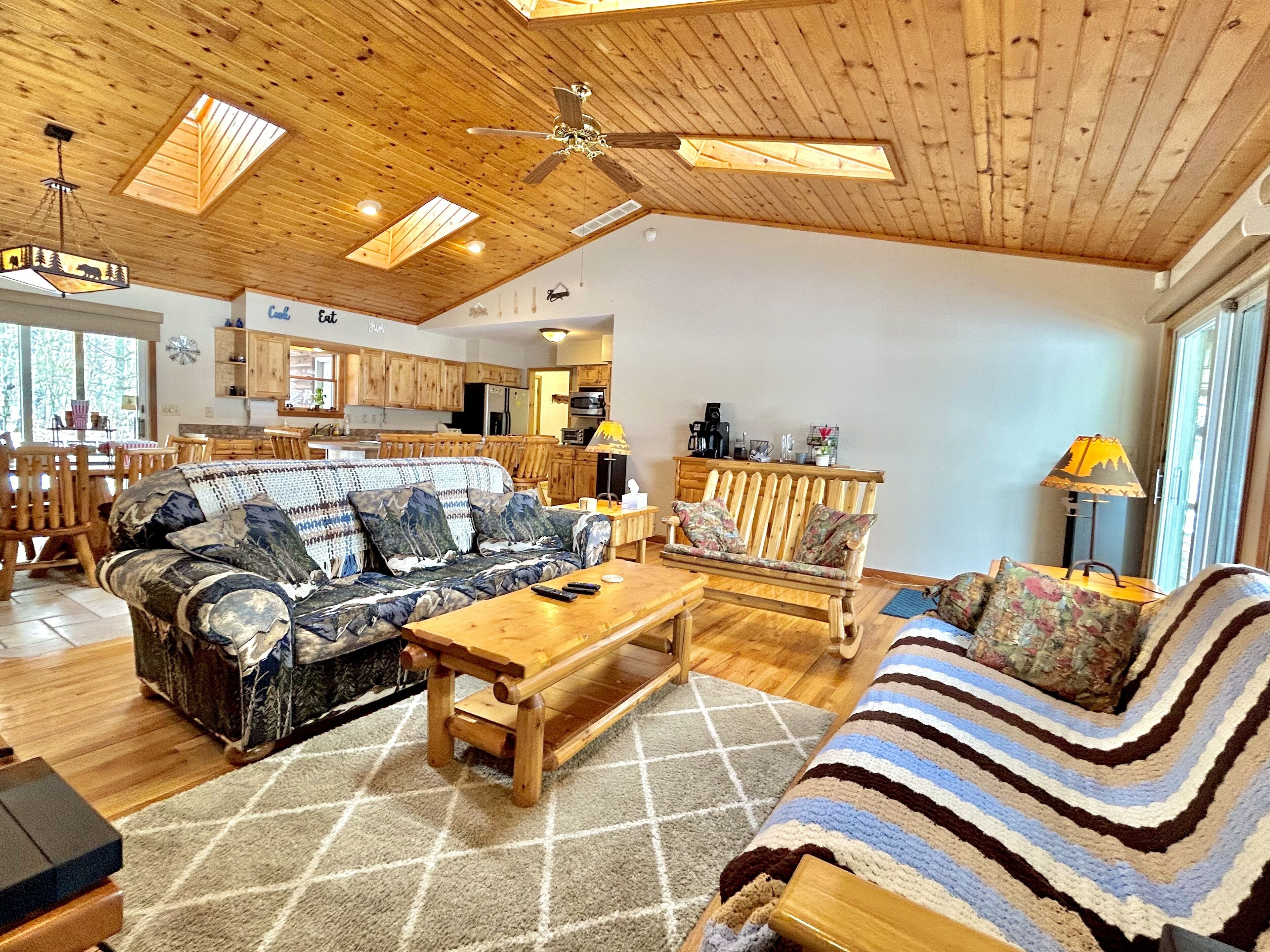 Stunning Lakehouse with hot tub & tree house