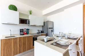 Refrigerador, microondas, parrilla de estufa y tostadora