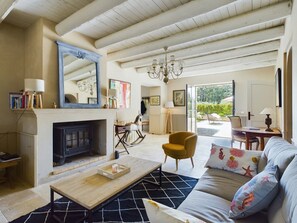 Smart TV, fireplace, ping pong, books