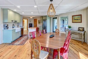 Dining - Beautiful Highlands Cabin: Large Game Room, Hot Tub (Highlands)