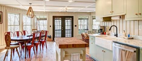 Kylskåp, mikrovågsugn, ugn och spishäll