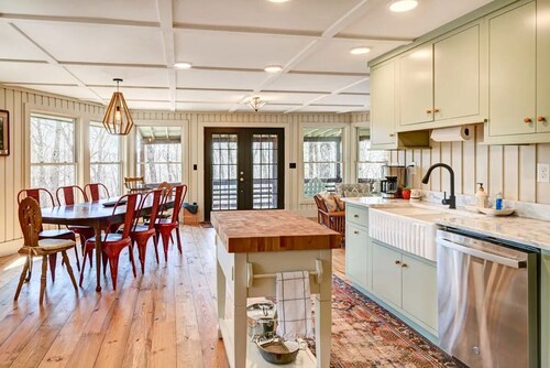 Beautiful Highlands Cabin: Large Game Room, Hot Tub