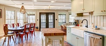 Beautiful Highlands Cabin: Large Game Room, Hot Tub