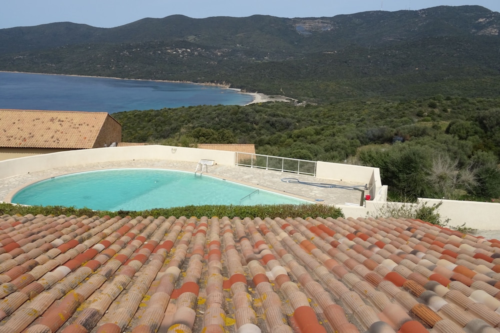 Apt with a magnificent view of Cupabia Bay. Air conditioning, heated swimming pool out of season
