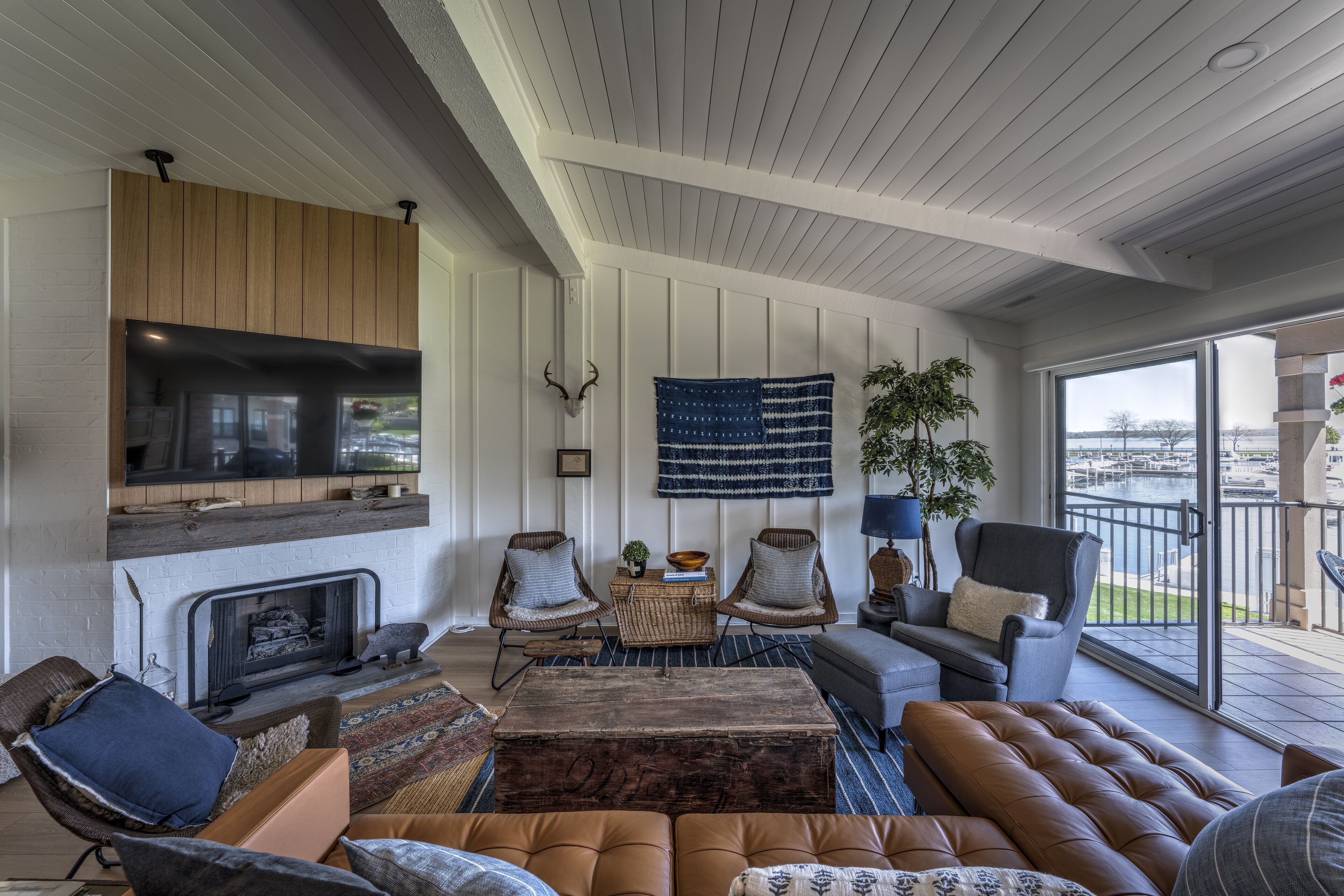 Fontana Waterfront! Prime fireworks viewing! Brand newly remodeled 2br/2ba, pool