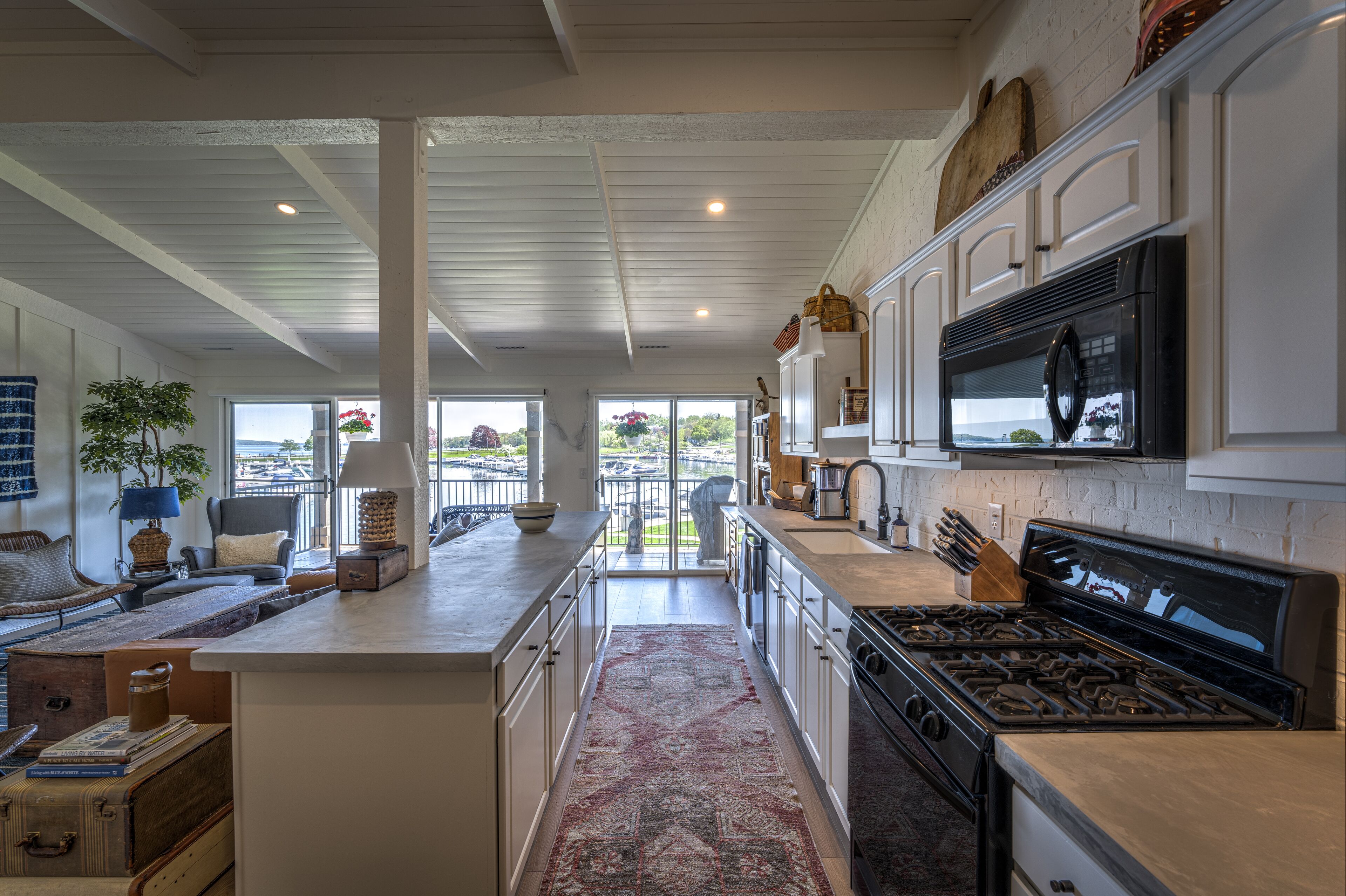 Fontana Waterfront! Prime fireworks viewing! Brand newly remodeled 2br/2ba, pool