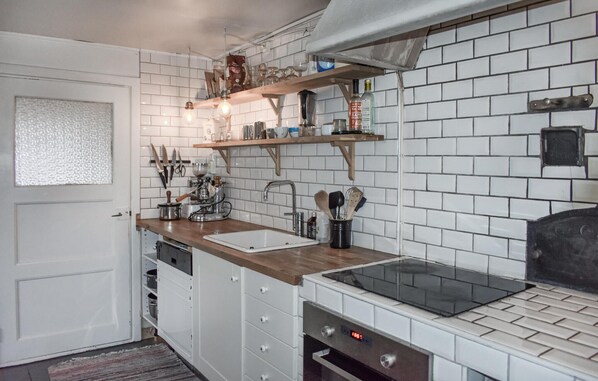 Fridge, stovetop, dishwasher, coffee/tea maker - Gorgeous home in Olofström with WiFi (Olofström)