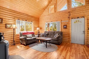 Een televisie en een open haard