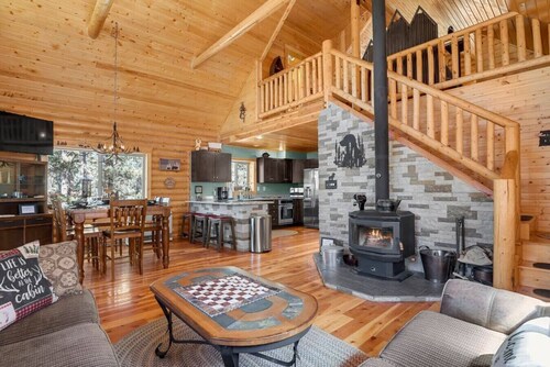 Cozy Wooded Log Cabin | Hot Tub | Wood Stove | Games