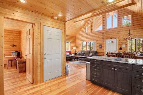 Log Cabin, Hot tub, Wood Stove