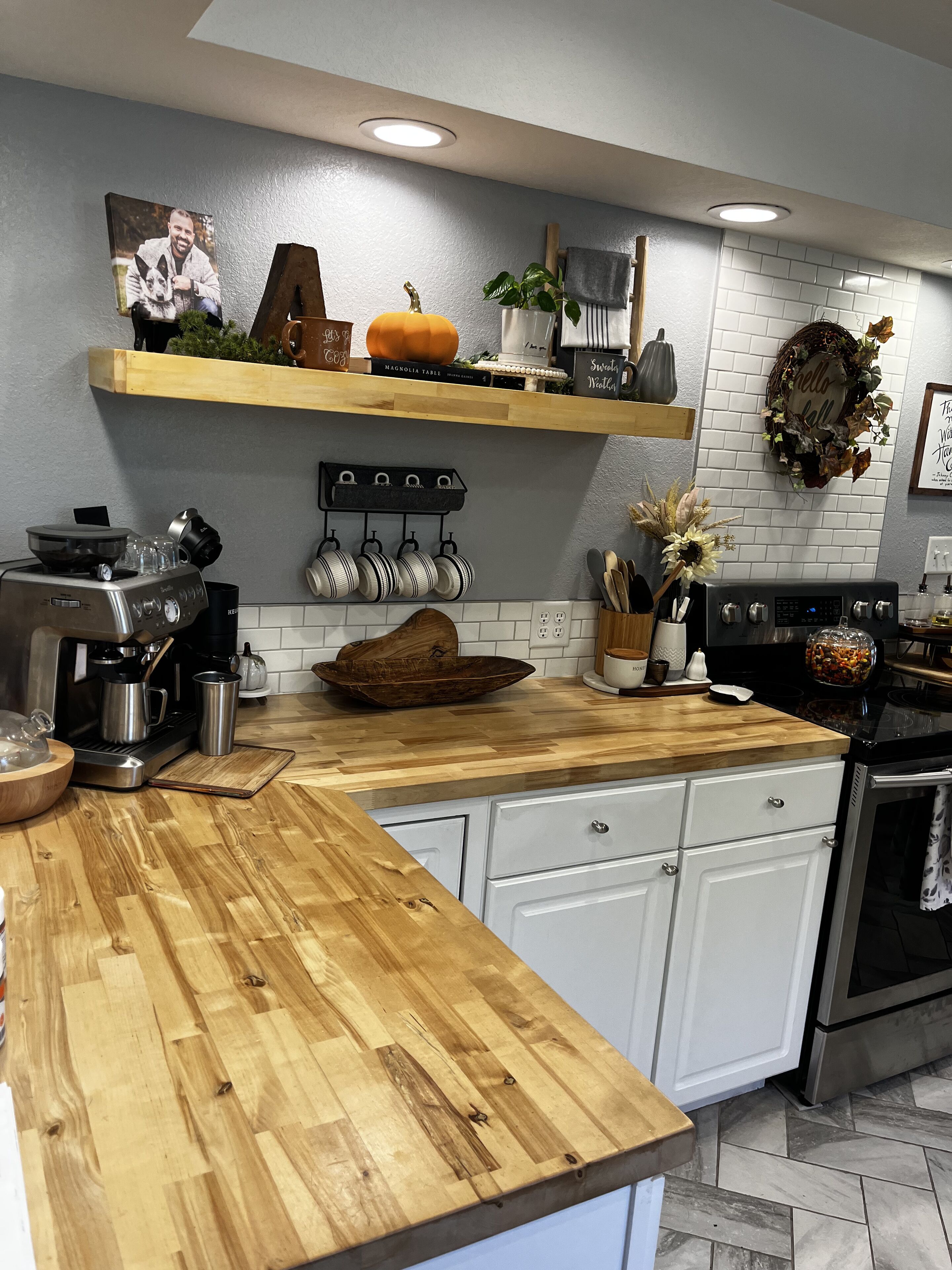 Hot Tub, Fire Pit on patio, Huge Cedar deck with outdoor TV, Fenced in back yard