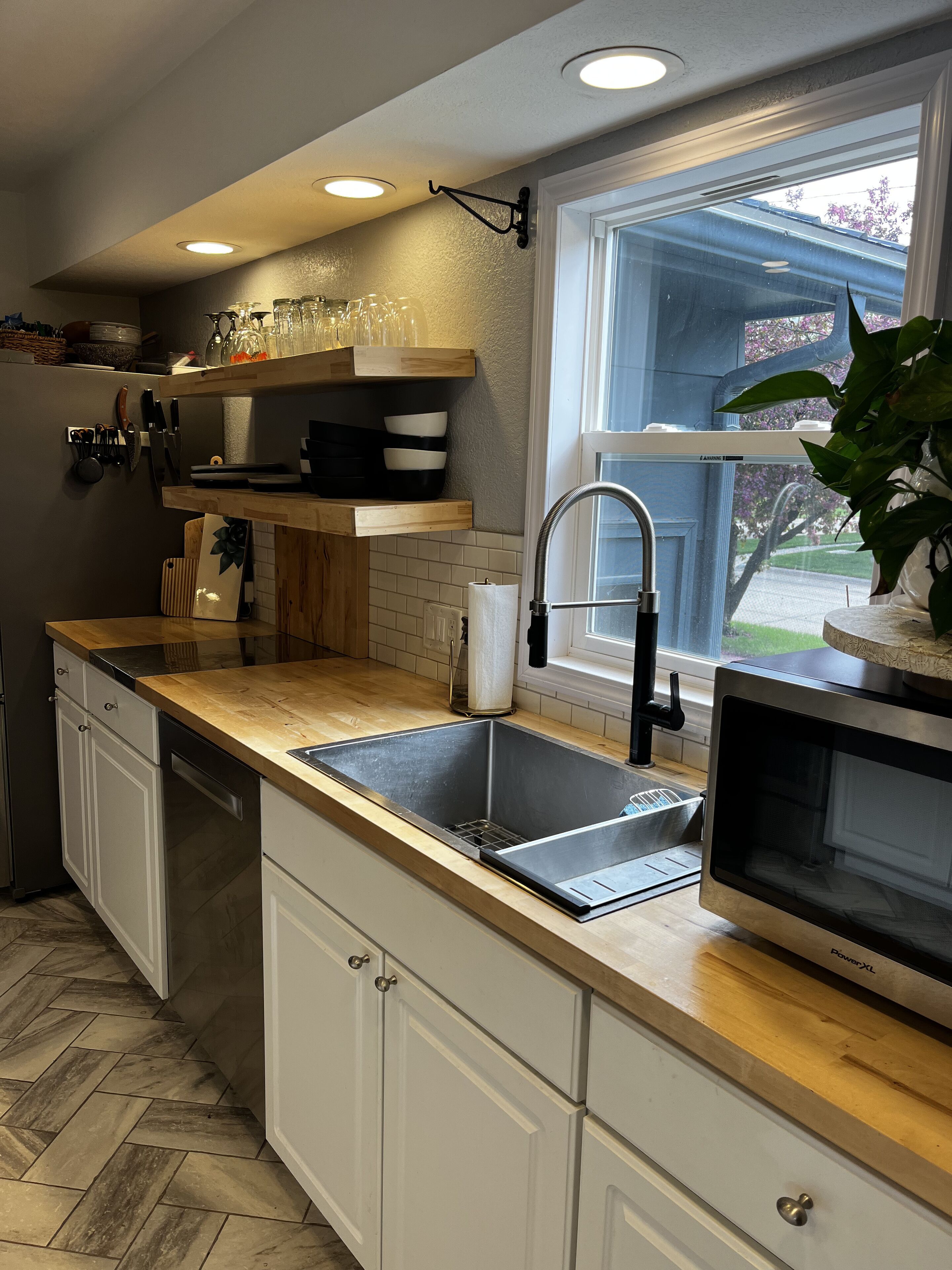 Hot Tub, Fire Pit on patio, Huge Cedar deck with outdoor TV, Fenced in back yard