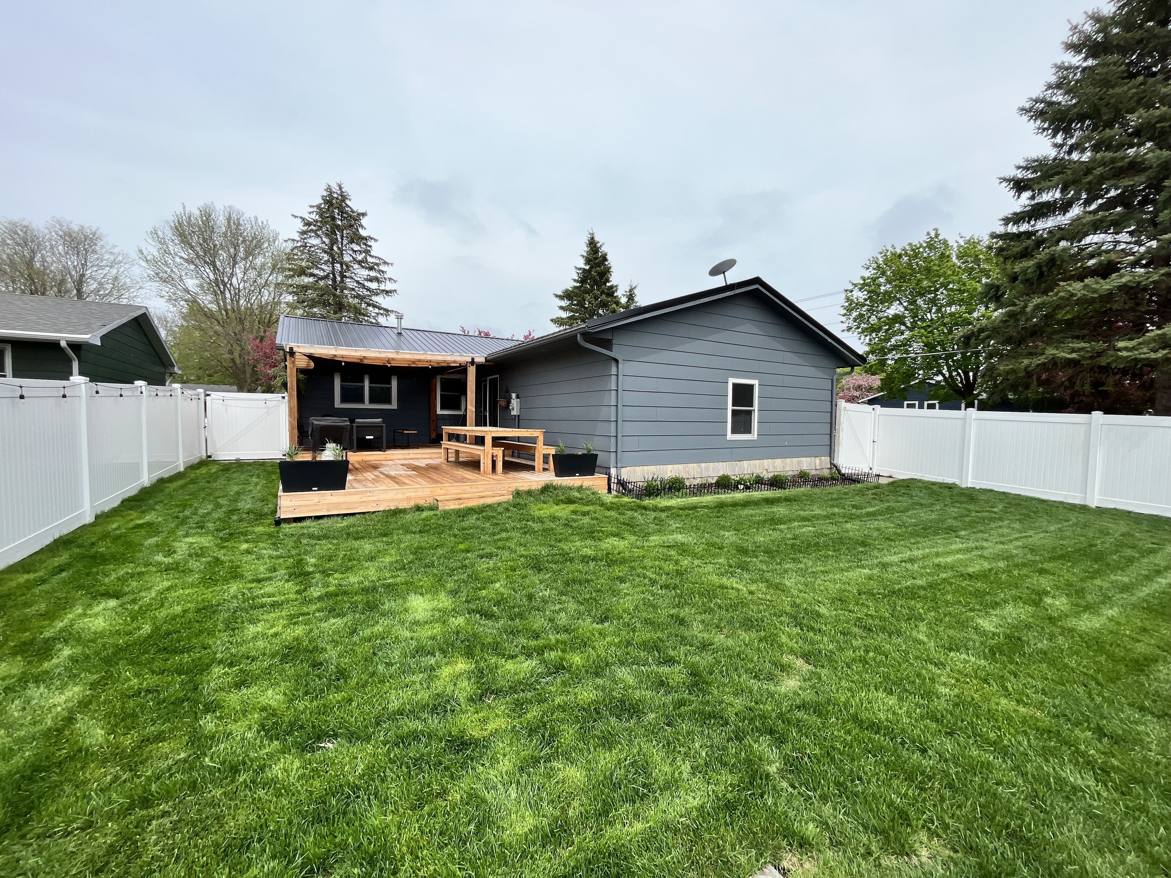 Hot Tub, Fire Pit on patio, Huge Cedar deck with outdoor TV, Fenced in back yard