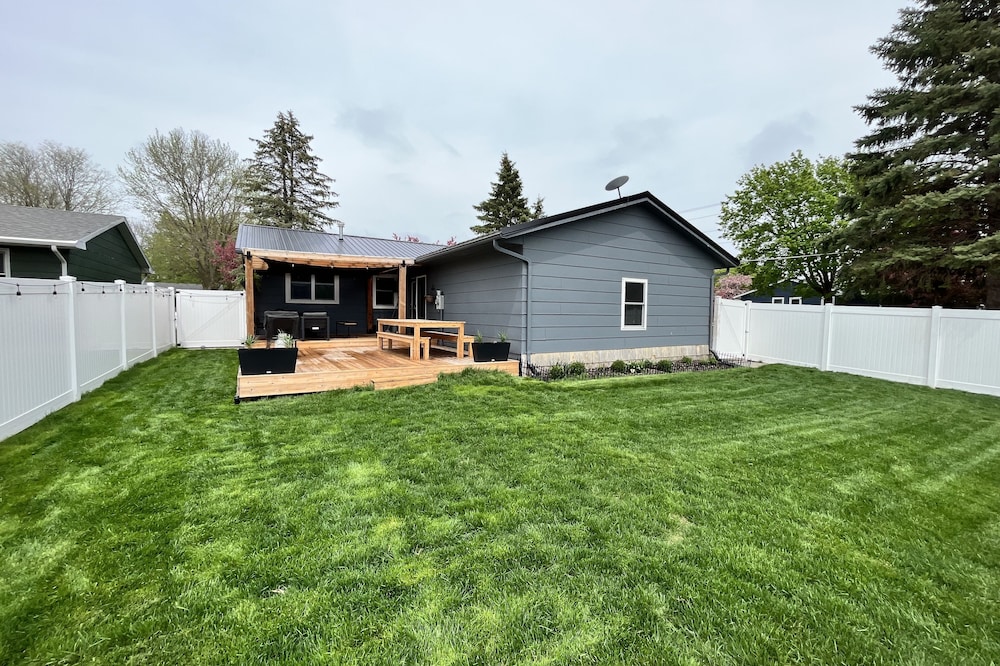 Hot Tub, Fire Pit on patio, Huge Cedar deck with outdoor TV, Fenced in back yard