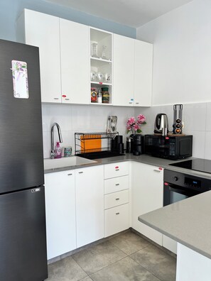 Een koelkast, een magnetron, een oven, een kookplaat