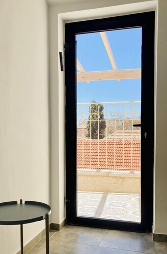 Charming Kosher Private Duplex with Balcony – Near Machane Yehuda Market!