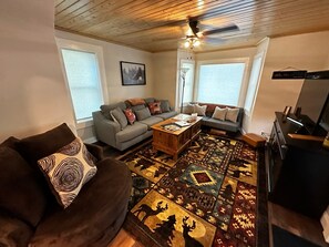 Smart TV - Cozy Crosby Cottage (Crosby)