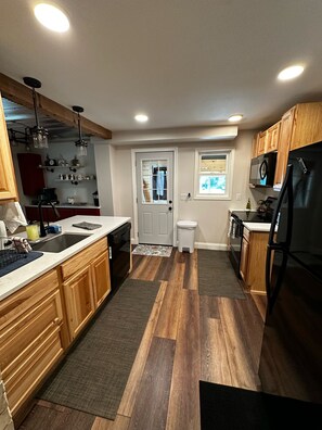 冷蔵庫、電子レンジ、オーブン、コンロ