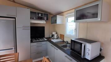 Réfrigérateur, micro-ondes, plaque de cuisson, cafetiÚre/bouilloire