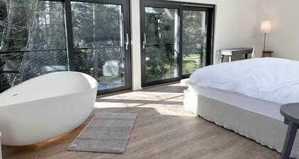 Spacious, modern loft apartment over 2 floors, 2 minutes to the lake