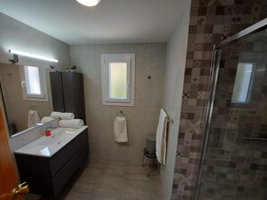 Dusj, håndklær og toalettpapir