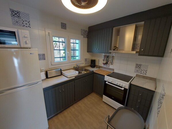 Frigorífico, microondas, horno y placa de cocina