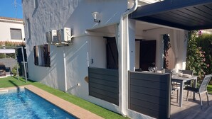 A modern outdoor pool area with a built-in barbecue and a covered patio. - Villa ideally located 10 minutes from the beach (L'Escala)