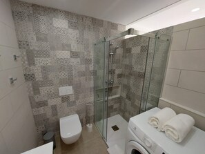 Ducha, toallas y papel higiénico